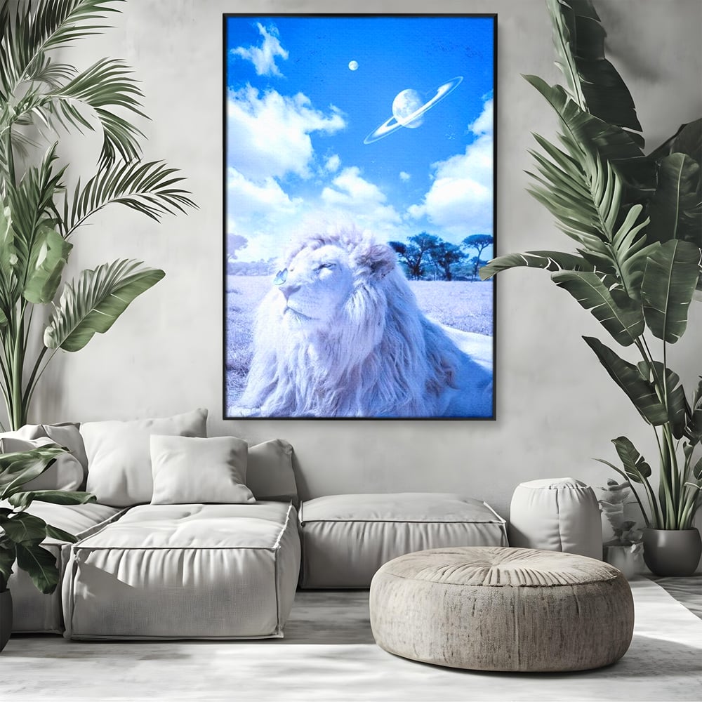 Tablou canvas cu tablou canvas cu leu si planete, in rama de aluminiu negru, pe perete intr-un living